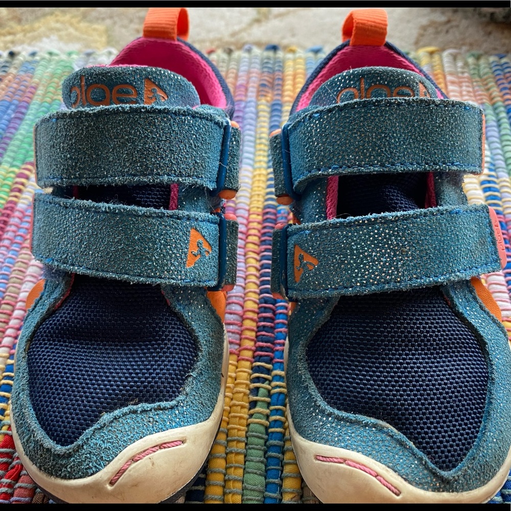 Plae sneakers with sparkles in good condition.